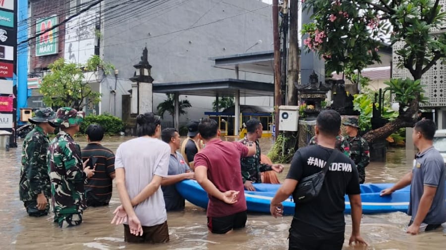 Banjir Landa Denpasar Barat, TNI Kerahkan Ratusan Prajurit untuk Evakuasi Warga