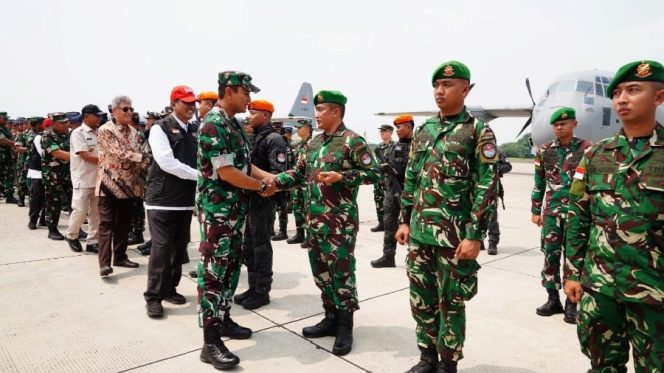 
Dok. Kasau Pimpin Upacara Penyambutan Satgas Garuda Merah Putih II di Bandara Halim Perdanakusuma/Foto: Ist) 