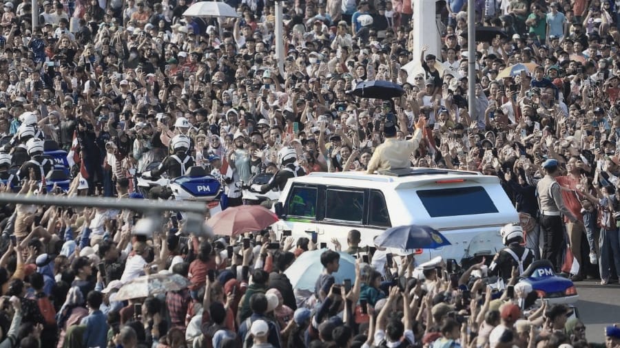 Rakyat Padati Jalan Kebesaran, Iringi Presiden Prabowo Menuju Upacara HUT ke-80 TNI