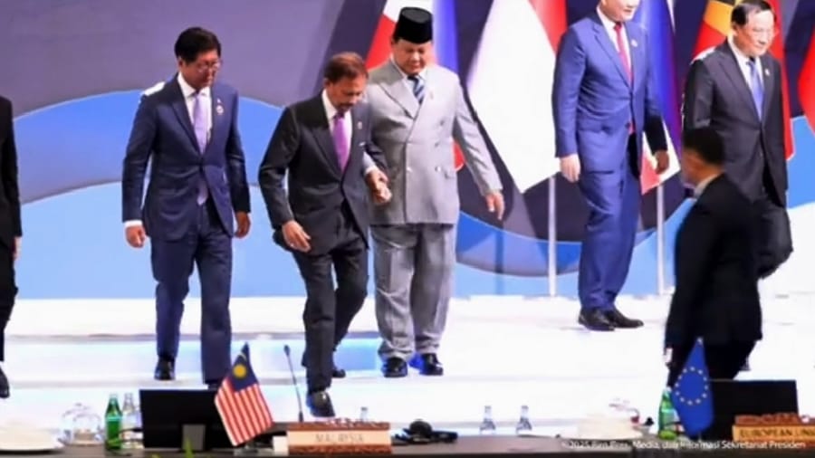 Presiden Prabowo Sigap Genggam Tangan Sultan Brunei Saat Turun Tangga