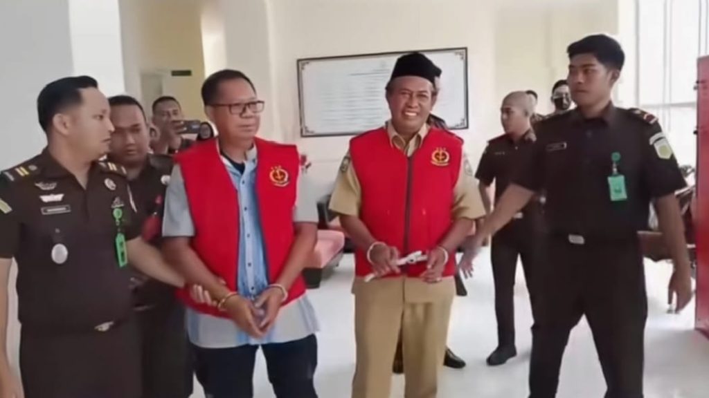 Kejari Halbar Tahan Eks Sekda Halbar dan Kadis DPMPTSP  Terkait Korupsi Proyek Letter Sign