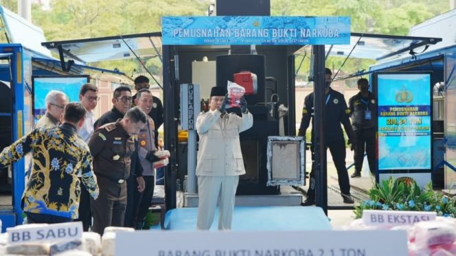 
Dok. Presiden Prabowo Subianto Pimpin Pemusnahan 214 Ton Narkoba di Lapangan Bhayangkara Mabes Polri/Foto: Ist) 