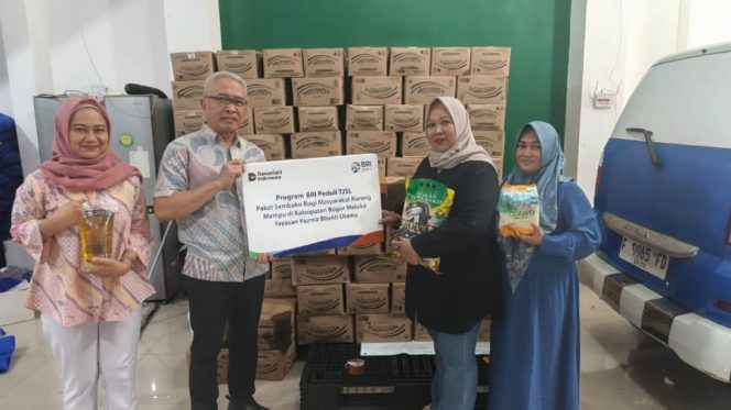 
Dok. Penyerahan 2.000 Paket Sembako Bagi Warga Kurang Mampu di Kabupaten Bogor/Foto: Ist). 