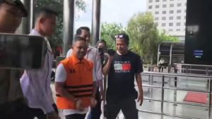 Gubernur Riau Abdul Wahid Kenakan Rompi Oranye KPK