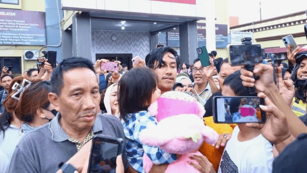 Masyarakat dan Keluarga Sambut Kepulangan Bilqis di Mako Polrestabes Makassar