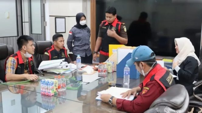 
Dok. Penggeledahan Oleh Tim Penyidik Kejari Pulang Pisau di Kantor Sekda Kabupaten Pulang Pisau/Foto: Kejari Pulang Pisau) 