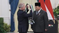 Presiden Prabowo Terima Penghargaan Tertinggi dari Raja Yordania di Istana Merdeka