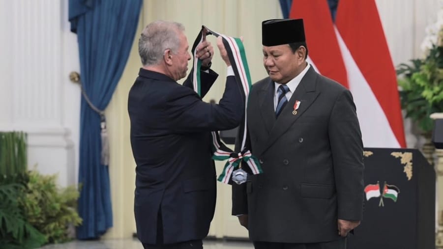 Presiden Prabowo Terima Penghargaan Tertinggi dari Raja Yordania di Istana Merdeka