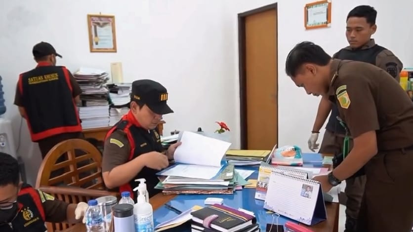 Kejari Flores Timur Geledah Kantor BKPSDMD Terkait Dugaan Korupsi Anggaran 2023–2025