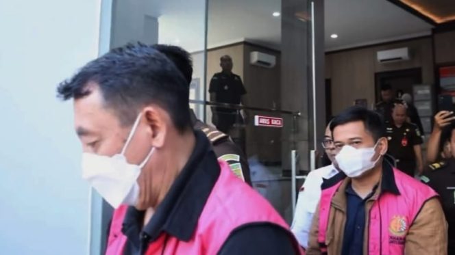 
Dok. Penahanan Dua Direktur Terkait Dugaan Korupsi Jual Beli Minyak Goreng 1.200 Ton/Foto: Kejati Banten) 