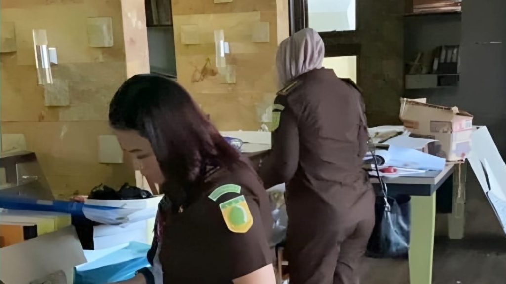 Kejati Kalbar Geledah Rumah Tersangka Dugaan Korupsi Dana Hibah GKE Petra Sintang