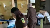 Kejati Kalbar Geledah Rumah Tersangka Dugaan Korupsi Dana Hibah GKE Petra Sintang
