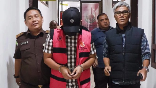 
Dok. Penahanan Sekdis Koperasi UKM Perindag Terkait Dugaan Korupsi Medan Fashion Festival 2024/Foto: Kejari Medan) 