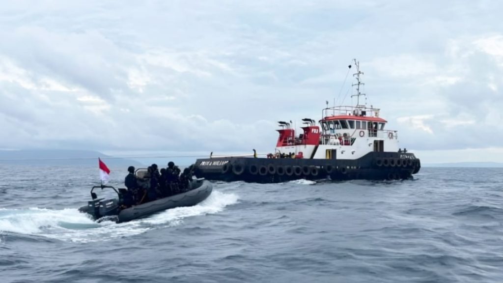 KRI Bung Hatta Amankan Dua Kapal Nikel Tujuan PT IMIP Morowali di Perairan Mandiodo