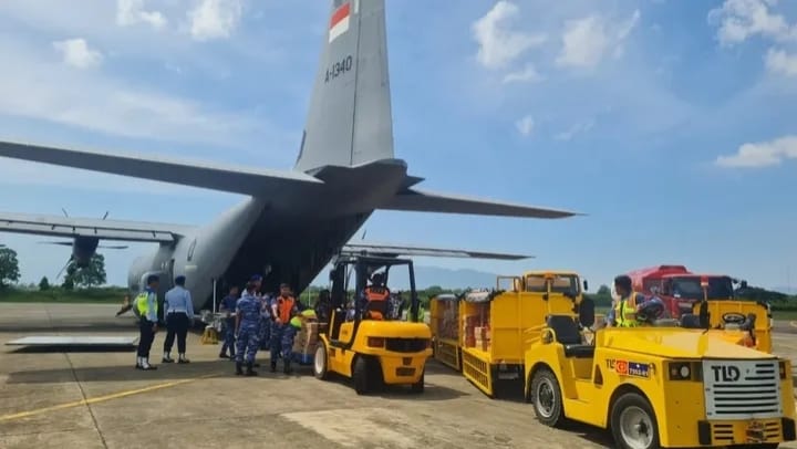 Pesawat TNI AU Tiba di Aceh dan Sumbar Bawa Bantuan Bencana Banjir dan Longsor