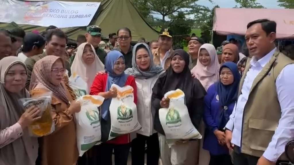 Titiek Soeharto Tinjau Korban Banjir Bandang di Padang, Serahkan Bantuan Bagi Warga