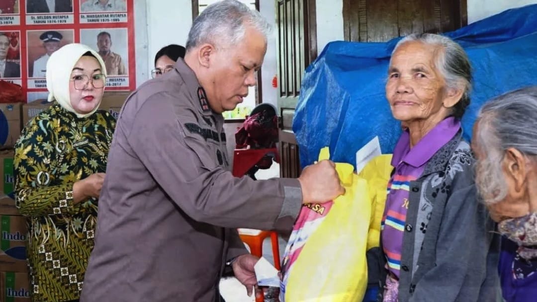 Kajati Sumut Salurkan Bantuan untuk Warga Terdampak Bencana di Pansurbatu
