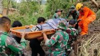 Prajurit TNI Evakuasi Ibu Hamil di Daerah Terisolasi Banjir di Agam, Sumbar