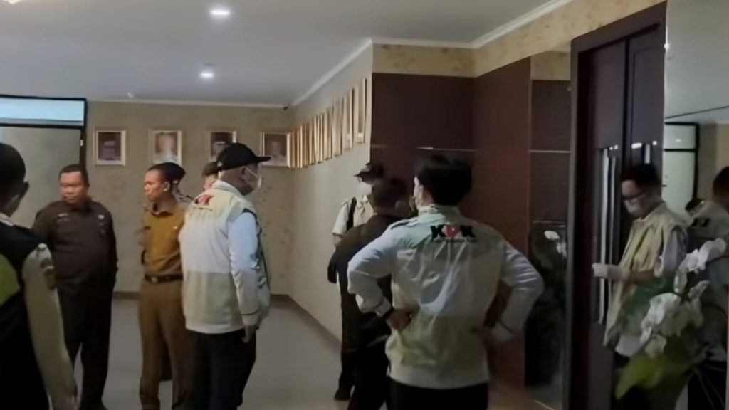 Usai OTT Bupati Ade Kuswara, Penyidik KPK Geledah Kantor Bupati