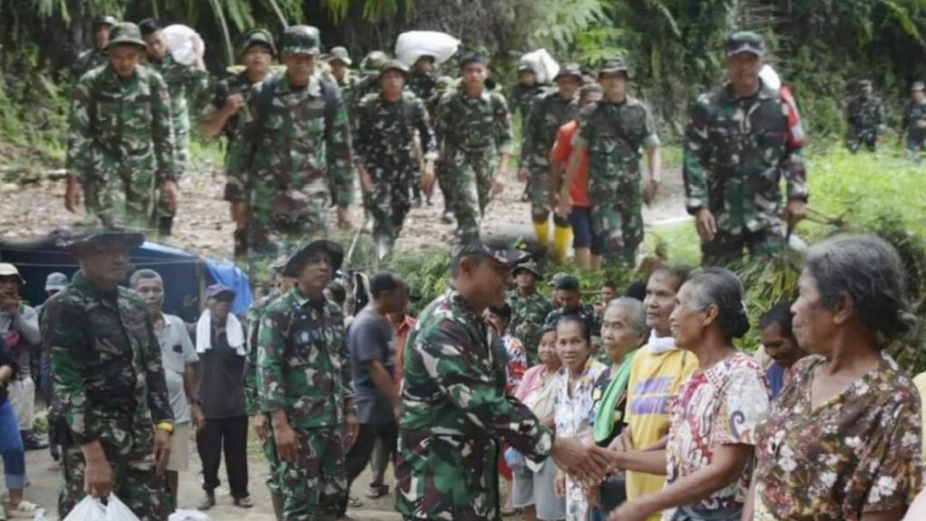 Jalan Kaki Dua Jam, Satgas Gulbencal Korem 023/KS Antar Bantuan ke Desa Terisolasi