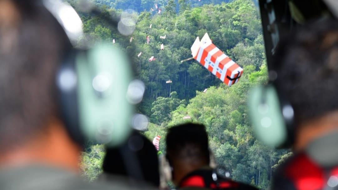 TNI AU Terjunkan 90 Helibox Sembako ke Desa Terisolasi di Tapanuli Utara