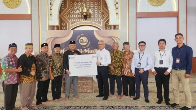 
Dok. Penyerahan Secara Simbolis Program BRI Peduli TJSL Revitalisasi Masjid Al-Muslimun Senilai Rp240 Juta/Foto: Ist)