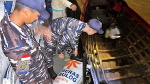 KRI Sutedi Senoputra Distribusikan Logistik ke Lima Desa Terisolir di Aceh Temiang
