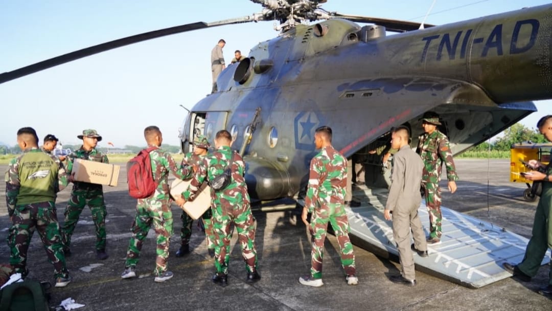 TNI Kerahkan Helikopter MI-17 V5 Kirim 1,5 Ton Bantuan Logistik ke Aceh Timur