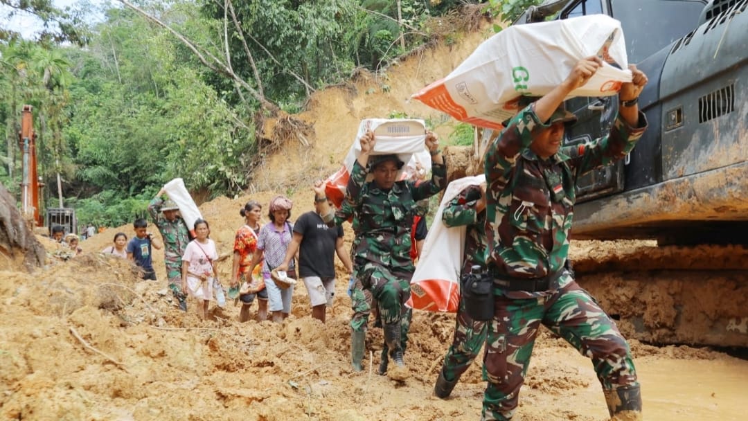 Prajurit TNI Pikul Bahan Bantuan dan Jalan Kaki Puluhan Km Salurkan Logistik ke Desa Terisolir di Sitahuis