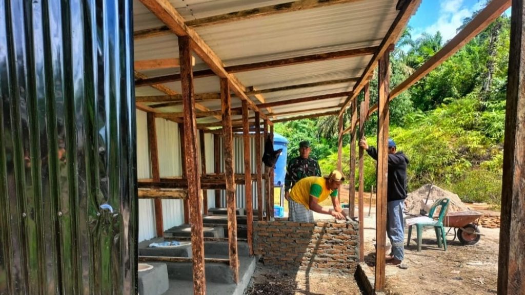 TNI Bangun MCK Darurat untuk Pengungsi Bencana di Tapanuli Selatan