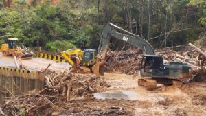 TNI Kerahkan Alat Berat Tembus Longsor, Puluhan Kilometer Akses Warga Tapteng Kembali Terbuka