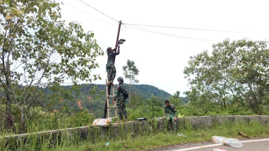 Satgas Gulbencal TNI  Pasang Lampu Tenaga Surya di Desa Mardame Pascabencana