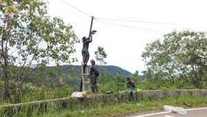 Satgas Gulbencal TNI  Pasang Lampu Tenaga Surya di Desa Mardame Pascabencana