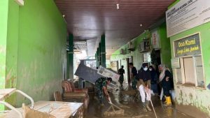 TNI Bersihkan Puskesmas Kota Lintang Pascabanjir, Layanan Kesehatan Dipulihkan