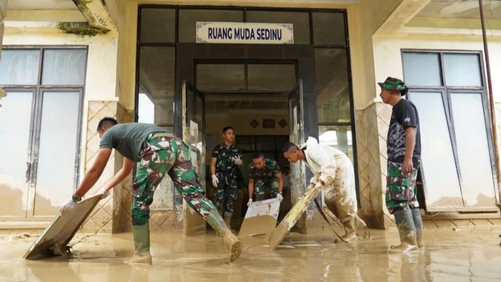 TNI Turunkan 100 Prajurit Bersihkan RSUD Aceh Tamiang Pascabencana