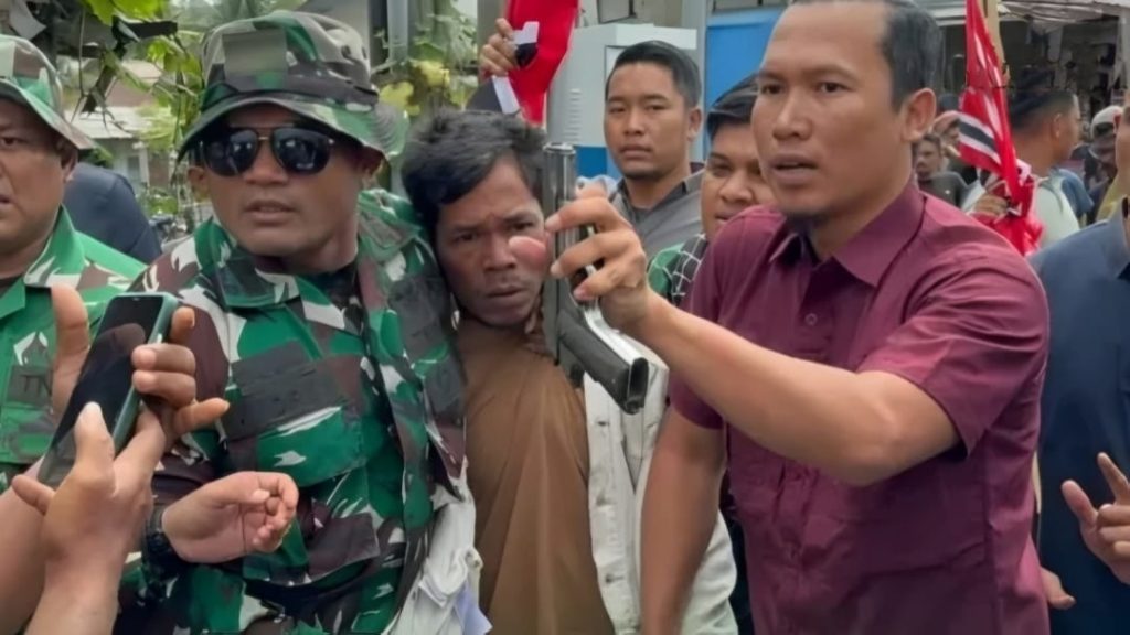 TNI Bubarkan Aksi Pembawa Bendera GAM di Lhokseumawe, Pria Bersenjata Api Diamankan