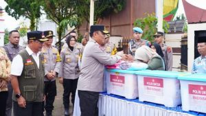 Wakapolri Salurkan 200 Paket Sembako Untuk Warga Terdampak Bencana di Padang Pariaman
