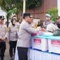 Wakapolri Salurkan 200 Paket Sembako Untuk Warga Terdampak Bencana di Padang Pariaman