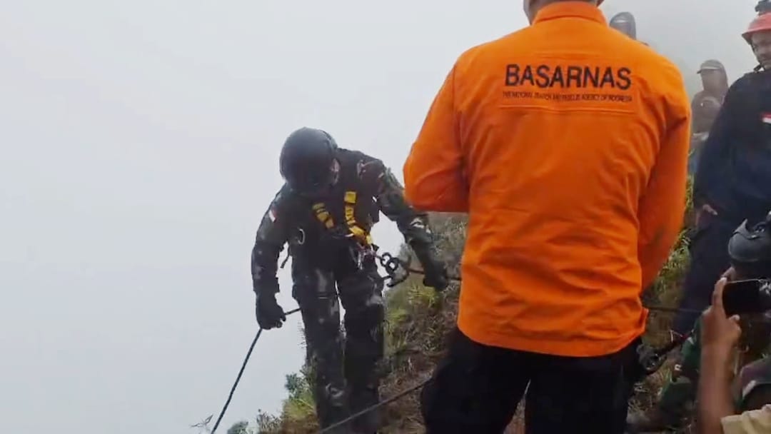 Korpasgat TNI AU Gunakan Rappelling Jangkau Lokasi Jatuhnya ATR 42-500 di Pangkep