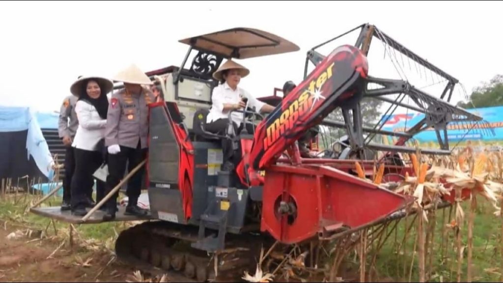 Kapolri dan Titiek Soeharto Hadiri Panen Raya Jagung Kuartal IV 2025 di Bekasi