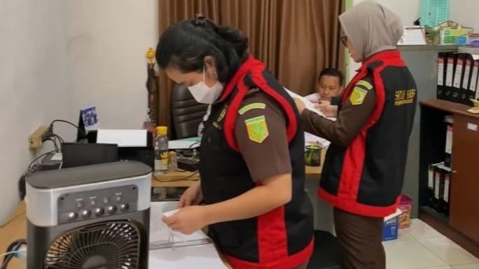 Kejati Kalteng Geledah KPU Kotim dan Kantor Terkait, Sita Puluhan HP dan Laptop