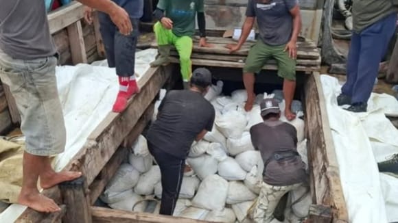 TNI AL Gagalkan Penyelundupan 25 Ton Timah Ilegal di Perairan Bangka