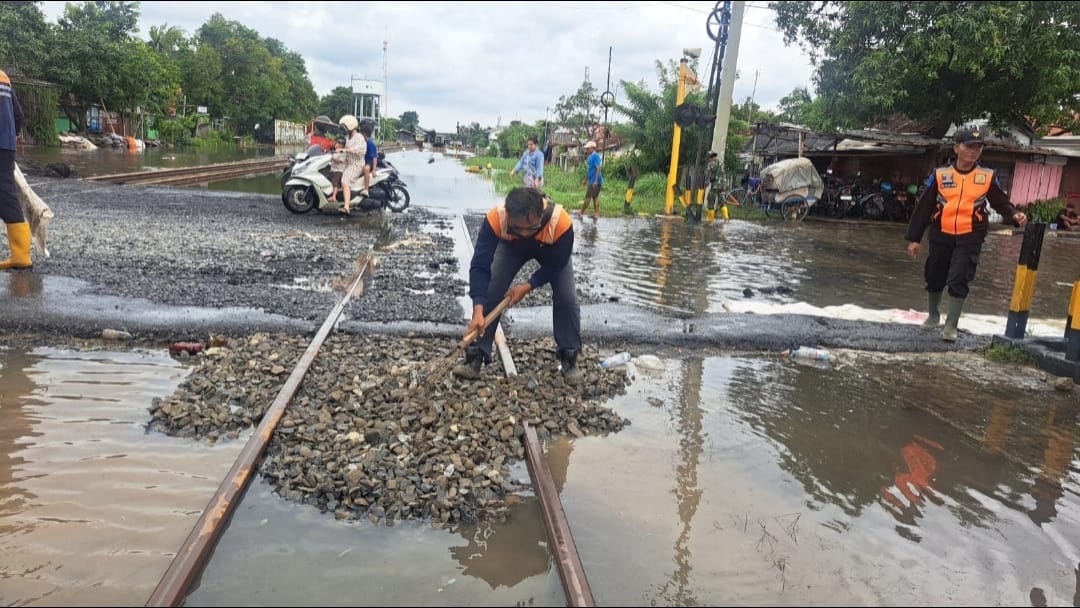 Lintasan Terdampak Banjir Mulai Bisa Dilalui, KAI Berlakukan Pembatasan Kecepatan