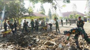 Taruna Akademi TNI Bersihkan Sekolah Terdampak Banjir di Aceh Tamiang