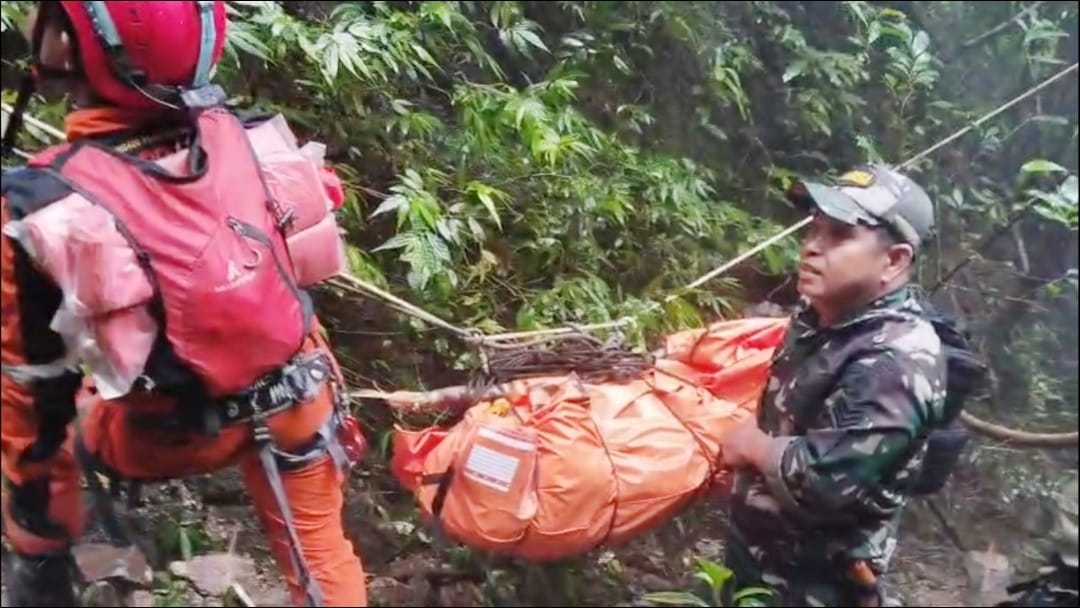 TNI Temukan Dua Korban Pesawat ATR 42-500 yang Jatuh di Gunung Bulusaraung Pangkep