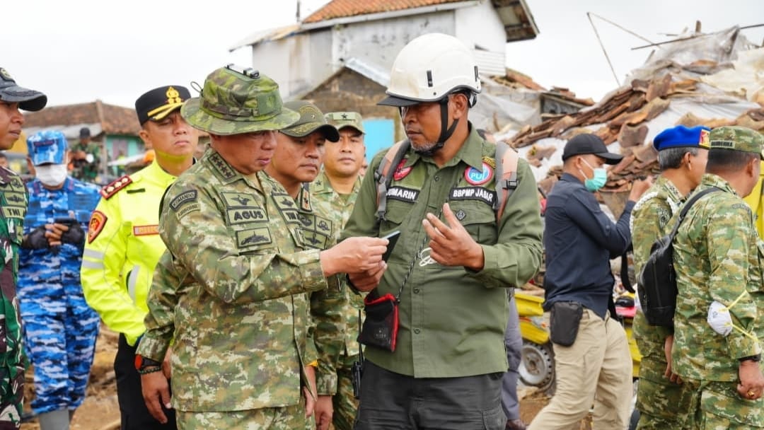 Panglima TNI Tinjau Lokasi Longsor di Pasirlangu Cisarua, Pastikan Operasi SAR Berjalan Optimal