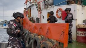TNI AL Amankan Kapal Pengangkut 11 Ribu Ton Nikel di Teluk Weda