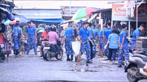 Lanud Sultan Hasanuddin Dukung Gerakan Indonesia ASRI Lewat Aksi Bersih Terminal dan Pasar Daya
