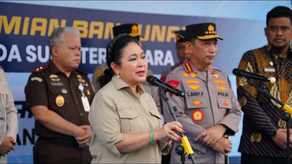 Titiek Soeharto Hadiri Pelepasan 22 Kontainer Bantuan Polri untuk Korban Bencana di Sumatra