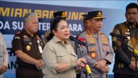 Titiek Soeharto Hadiri Pelepasan 22 Kontainer Bantuan Polri untuk Korban Bencana di Sumatra
